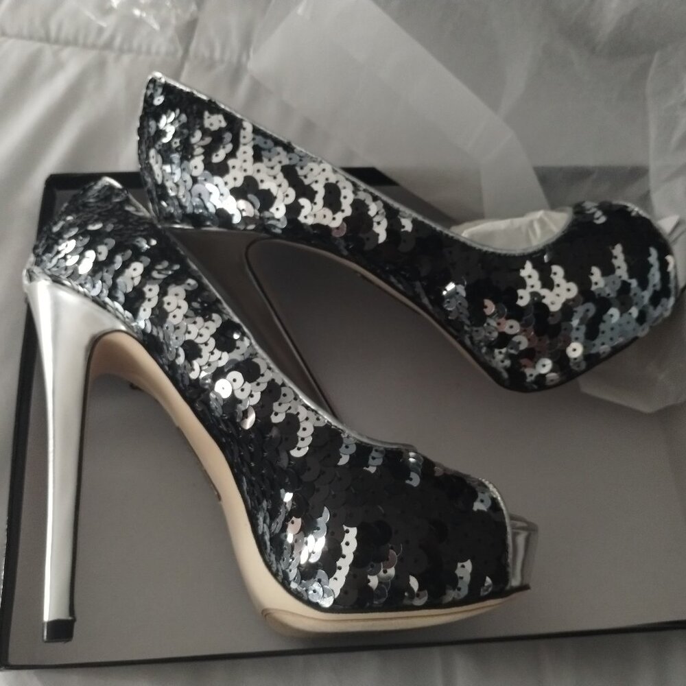 Boutique 9 sequins pump